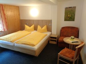 23302796-Doppelzimmer-2-Neuhaus am Rennweg-300x225-2