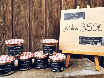 selbstgemachter Senf vor Ort zu verkaufen