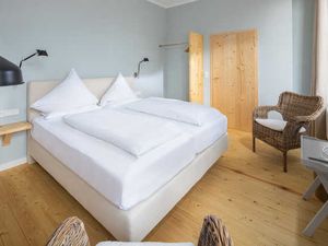 24036519-Doppelzimmer-2-Norderney-300x225-5