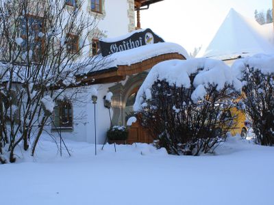 Hotel-Eingang im Winter