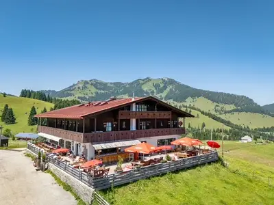 Hausansicht mit Sonnenterrasse