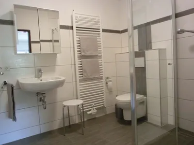 Badezimmer mit ebenerdiger Dusche