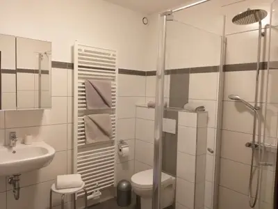 Badezimmer mit ebenerdiger Dusche