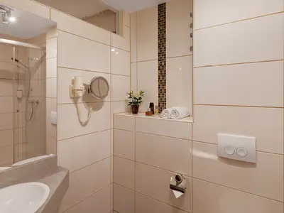 Schlossberghotel Oberhof Doppelzimmer Standard Blick ins Bad