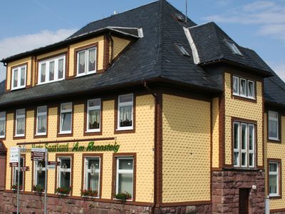 Pension Haus Saarland Aussenansicht im Sommer