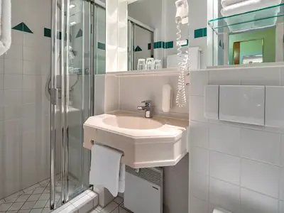 Badezimmer mit Dusche