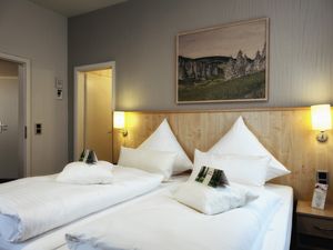 23302828-Doppelzimmer-4-Oberhof-300x225-5