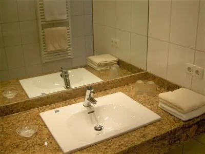 Zimmer 2 eigenes Bad gegenüber am Flur