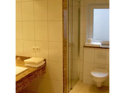 Zimmer 2 eigenes Bad gegenüber am Flur