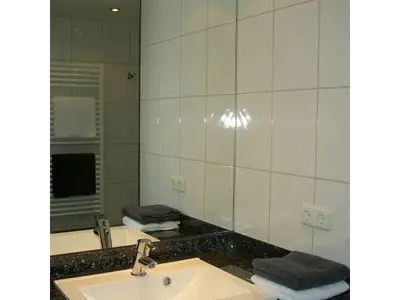 Zimmer_1_Beispiel_Bad_gegenueber_am_Flur