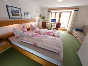 23307757-Doppelzimmer-3-Ramsau-300x225-2