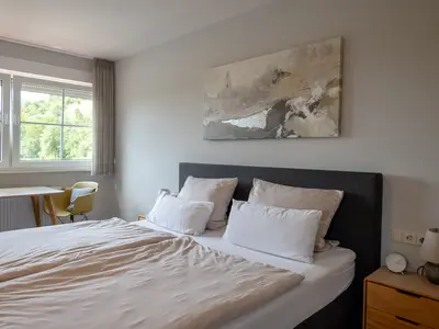 Zimmer 4- Bett, Tisch, Aussicht, Natur