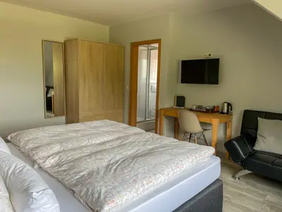 Zimmer 4 - Schreibtisch, Schrank, Bad, Kaffee, Tee, Wasserkocher