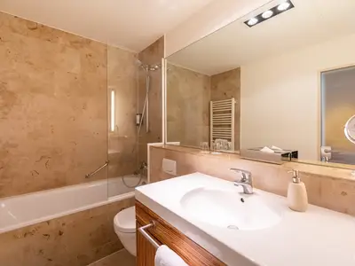 Luxuriöses Badezimmer im SUperior-Doppelzimmer mit Domblick