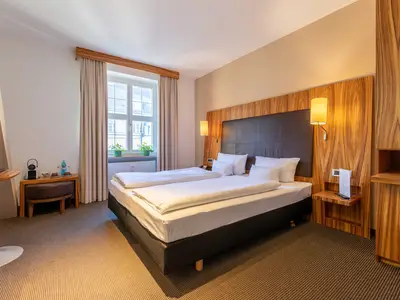 Komfortables Bett im Standard-Doppelzimmer