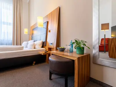 Stilvolle Einrichtung im Superior-Doppelzimmer mit Domblick