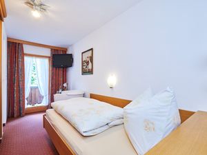 23869730-Doppelzimmer-2-Reit im Winkl-300x225-5