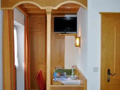 Zimmer 5 Sitzecke mit Flat-TV