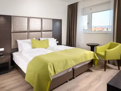 Doppelzimmer Standard mit Dusche und WC Badezimmer (Beispielfoto)