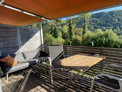 Überdachter Balkon, Beschattung durch Markise möglich.