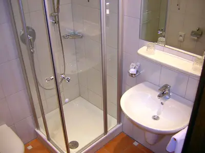 Bad mit Dusche und WC