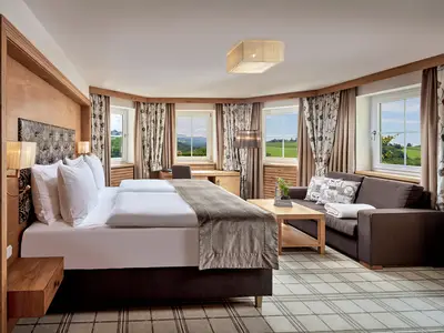 Wohn-Schlafbereich mit großer Fensterfront