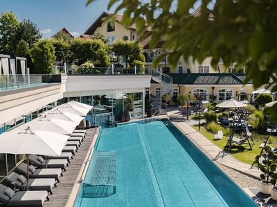 Infinity-Pool im Gartenbereich