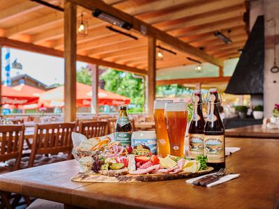 Terasse mit Brotzeit und Bier im Happinger Hof in Rosenheim