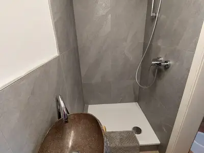 Badezimmer mit Dusche