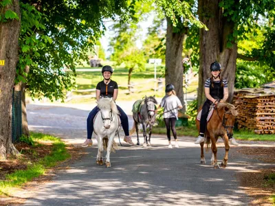 Ponyreiten auf dem Ferienhof Domäne Groschwitz