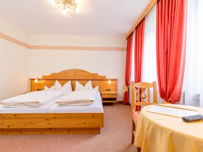 Blick vom Bad ins Zimmer