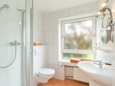 das helle Tageslichtbad