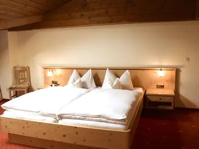 Dreibett ZimmerNr. 29, Mansarde mit großen Dachfenstern