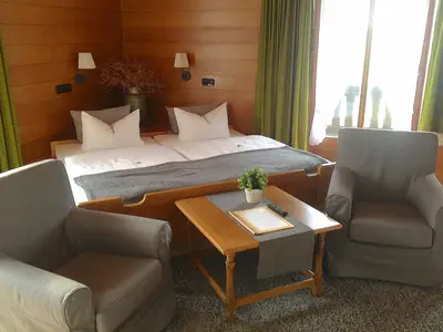 das geräumige Rustikal Doppelzimmer Nr. 24 mit zwei Balkonen