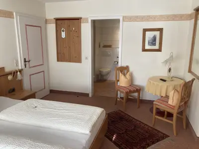 die andere Seite mit Eingang zum Bad