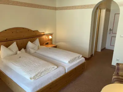 Blick zum Vorraum mit Schränken und Bad