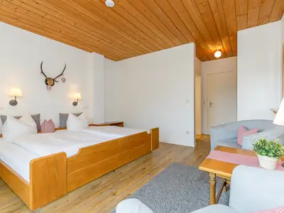 Blick zum Eingang und Bad