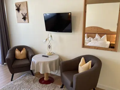 die Sitzgruppe mit Flat-TV