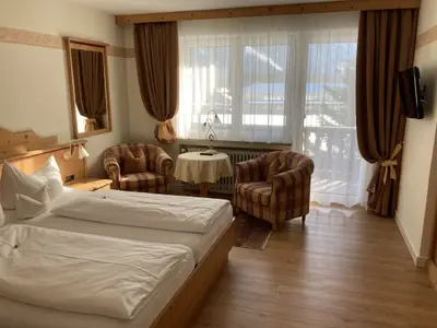 das helle Landhauszimmer mit Südbalkon