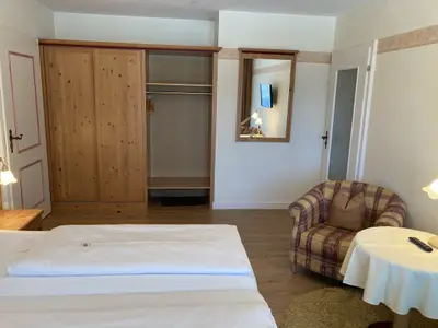 Blick zum Eingang, Schränken und Bad