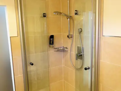 Dusche Doppelzimmer 33, 34, 35, 37, 42, & 43