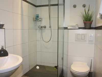 Neue Dusche in den meisten Doppelzimmern