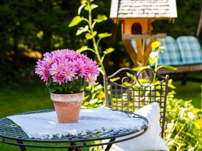 liebevolle Deko im Garten