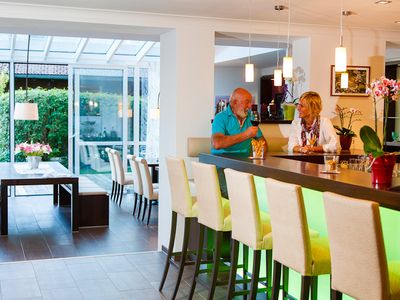 Hotelbar mit Durchgang zum Wintergarten