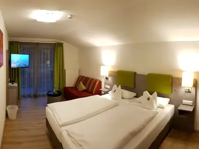 Doppelzimmer mit Couchbett, Südbalkon mit Bergblick (Beispielbild)