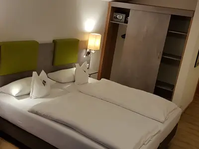 Erhöhte Betten mit Komfortmatratze und geräumigen Schrank (Beispielbild)