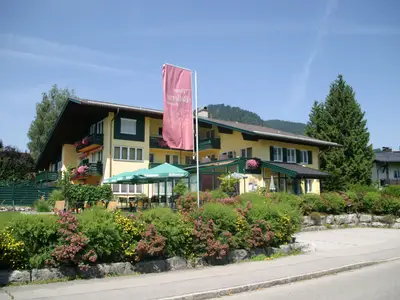 Hausansicht mit Garten und Terrasse