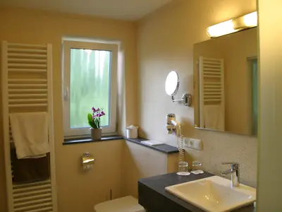 Helles Badezimmer mit Fenster