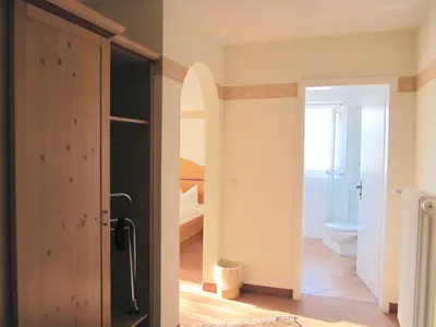 Vorraum mit Blick ins Bad & Zimmer