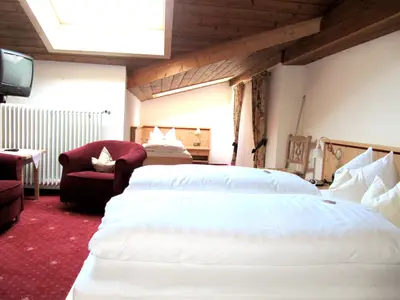 Dreibett Zimmer Nr. 29 Blick zur Sitzgruppe und dem dritten Bett